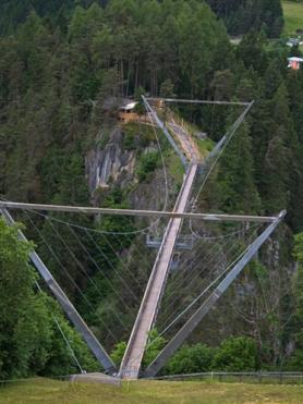 Adrenalinová atrakce u Arzlu v údolí Pitztal