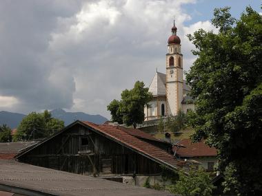 Pitztalská vesnička Tarrenz s kostelem