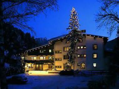 Osvětlený hotel Auderer v Rakousku