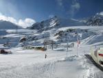 Rakouský Pitztal v zimě s lyžaři