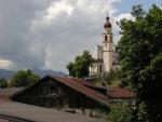 Pitztalská vesnička Tarrenz s kostelem
